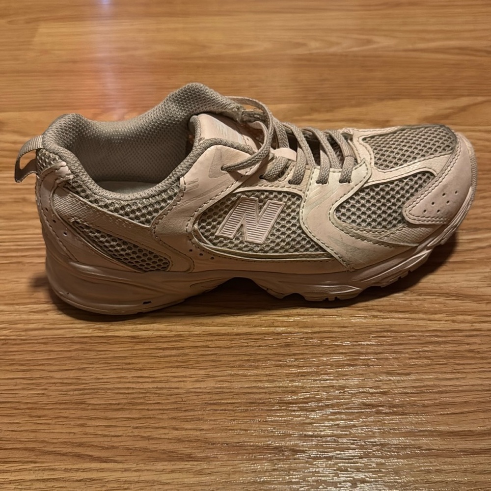 New Balance Girls Size 2. No laces.